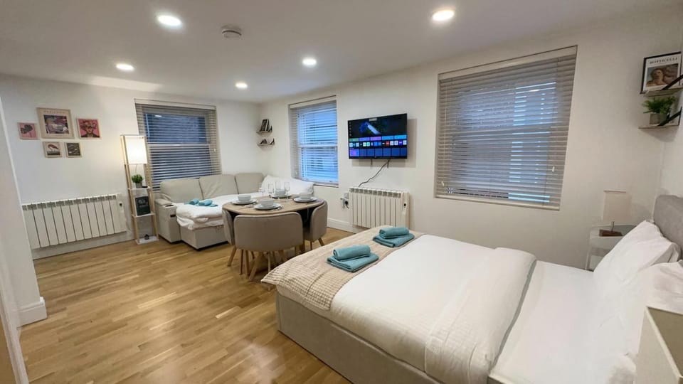 Bed, TV and multimedia, Photo of the whole room