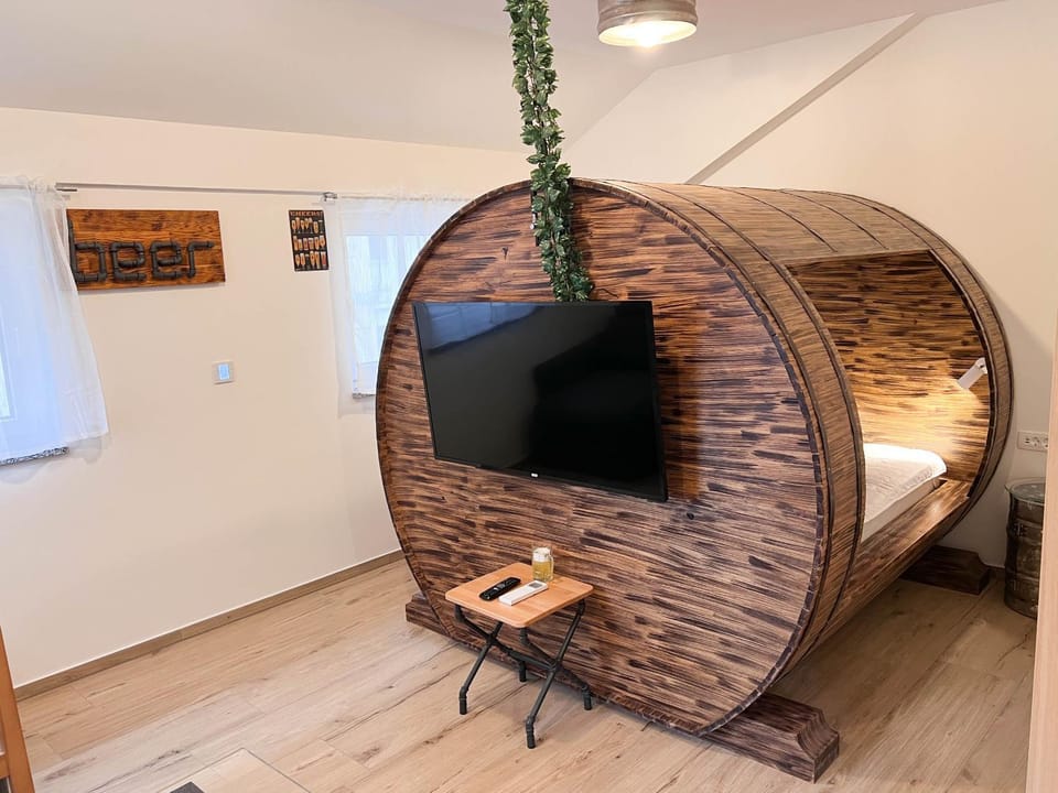 Communal lounge/ TV room, Bed, TV and multimedia, Bedroom