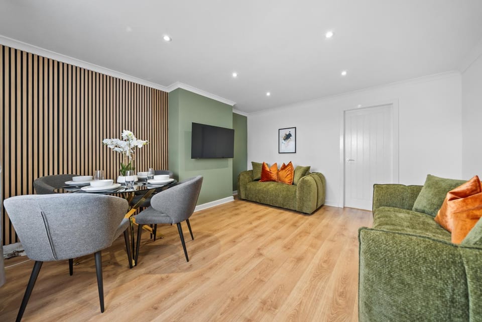 TV and multimedia, Living room, Seating area, Dining area