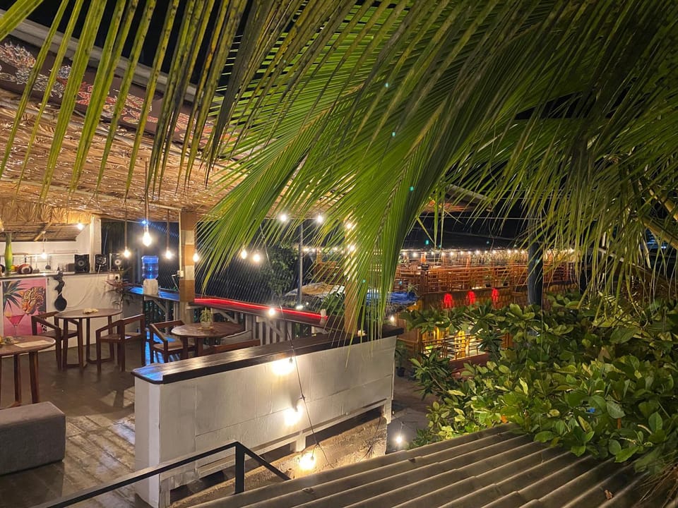 Property building, Restaurant/places to eat, Breakfast