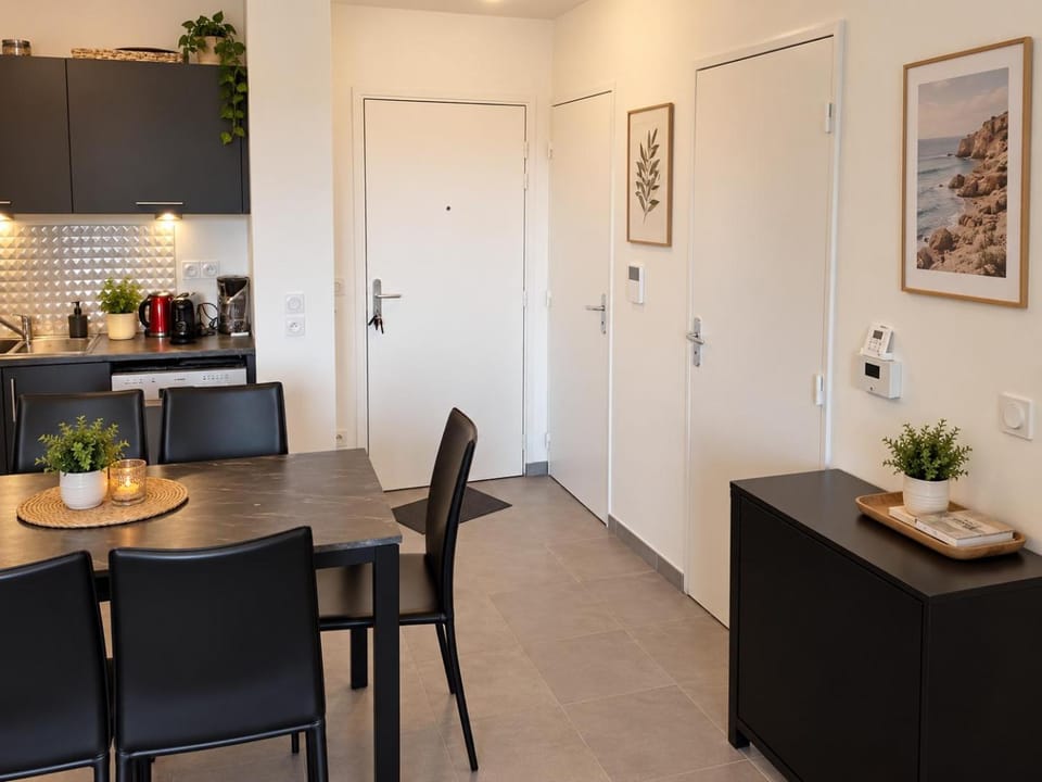Grand T2 avec terrasse au calme, Lyon Apartment in Caluire-et-Cuire