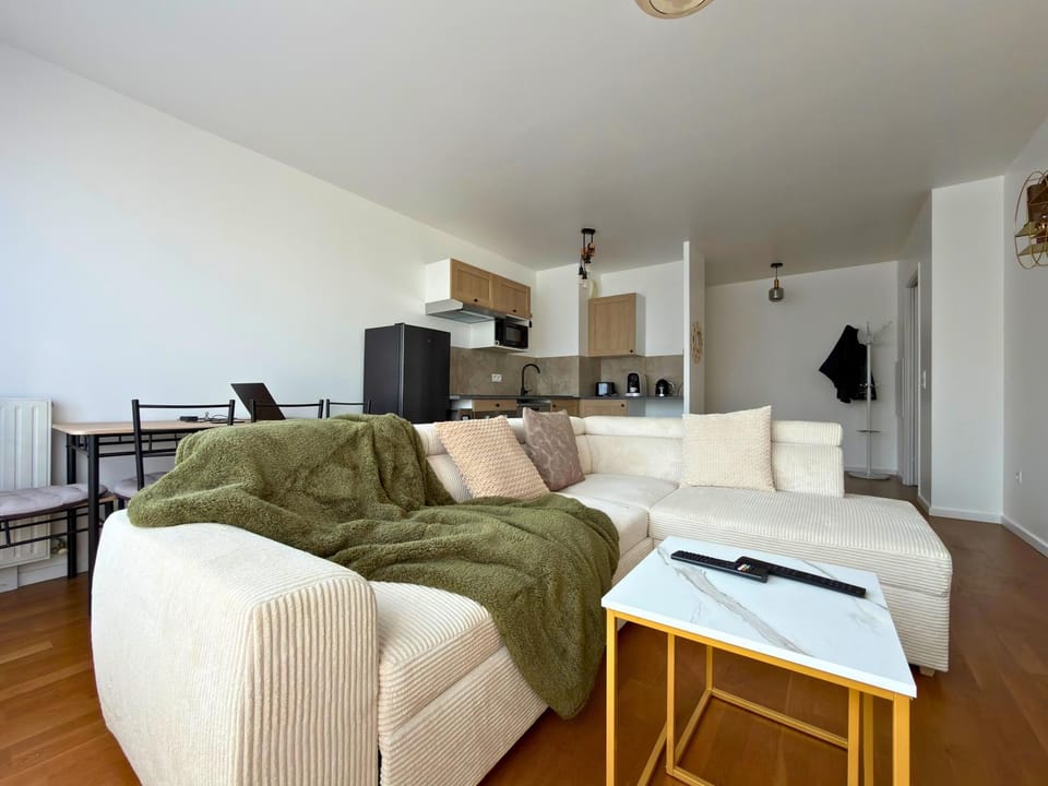 TV and multimedia, Living room, Seating area, Dining area, oven, stove