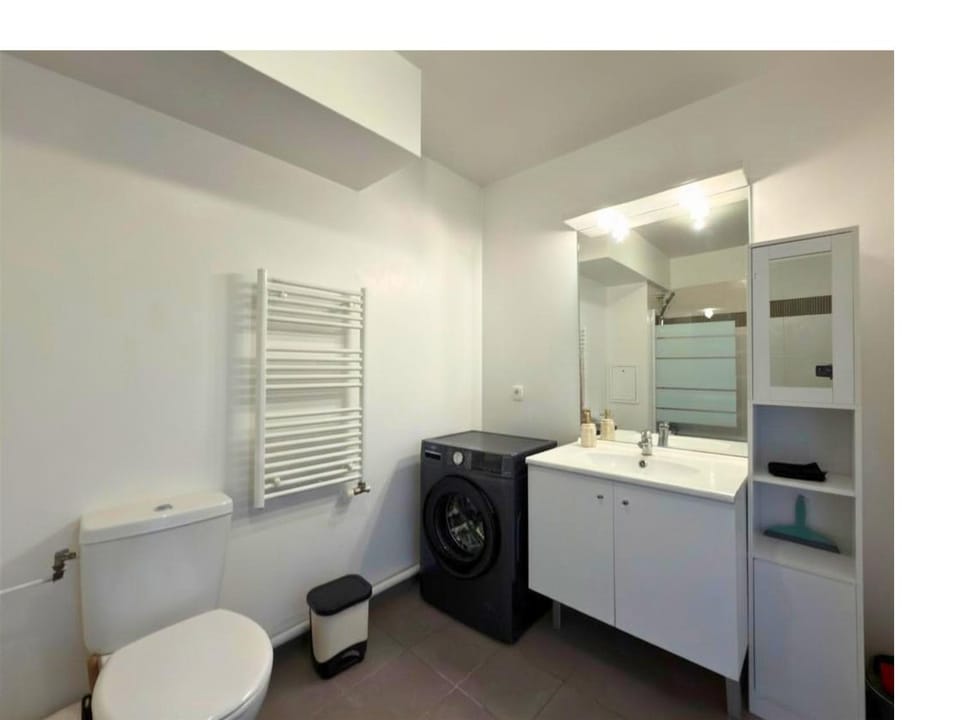 Toilet, Bathroom, towels, washing machine, dryer