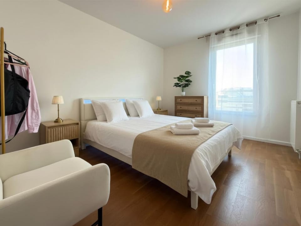 Bed, Photo of the whole room, Bedroom, towels