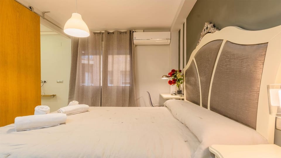 Bed, Bedroom, towels