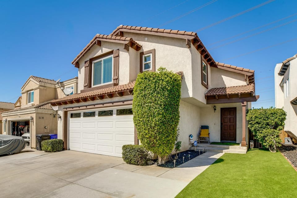 Explore SoCal: Family-Friendly Home in Fontana! House in Fontana