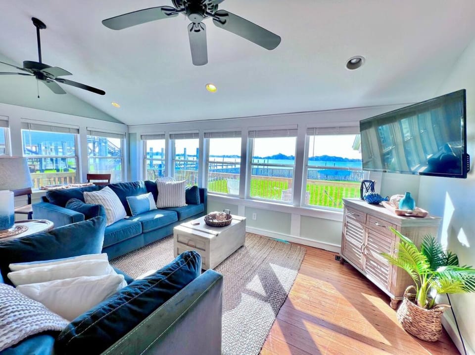 On the Waterway- Waterfront - Kayaks - Paddle Boards- Fenced Yard - Dog Friendly House in Surf City