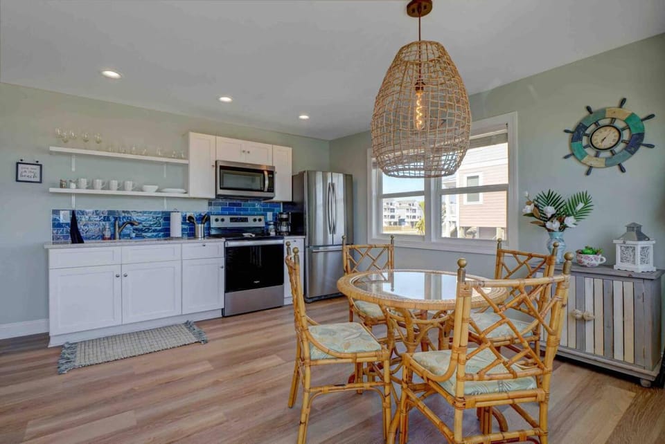 The Bungalows A- Beachfront - Dog Friendly - Gazebo Bikes Apartment in Surf City