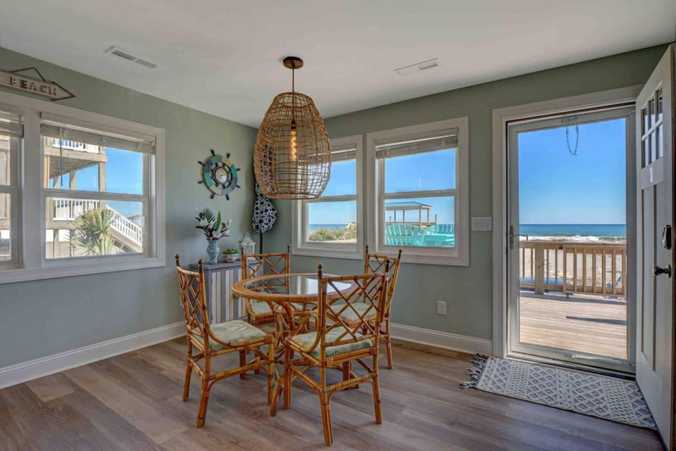 The Bungalows A- Beachfront - Dog Friendly - Gazebo Bikes Apartment in Surf City
