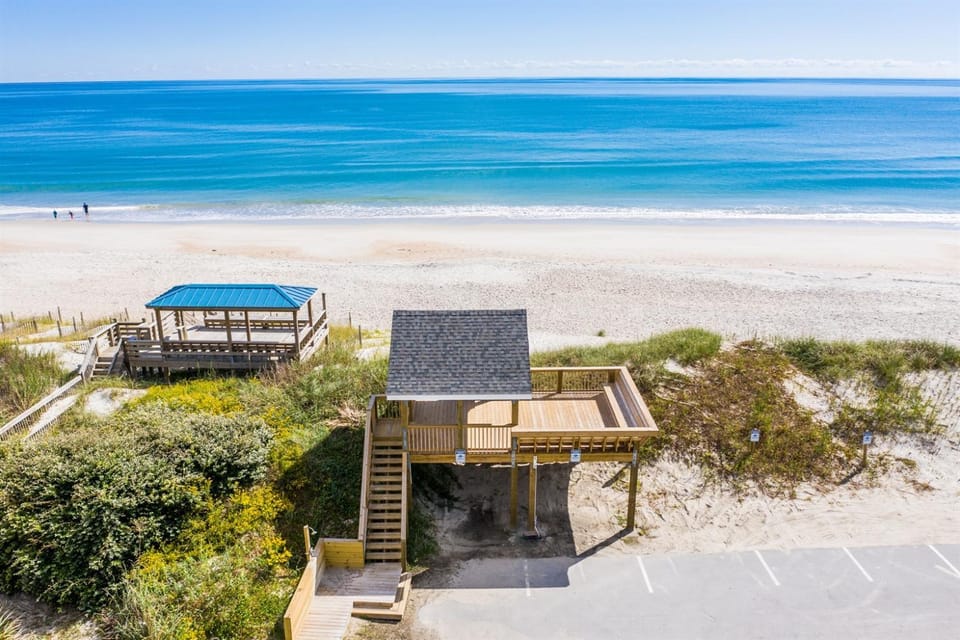 The Bungalows A- Beachfront - Dog Friendly - Gazebo Bikes Apartment in Surf City