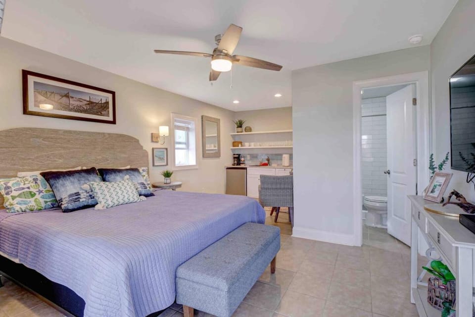 The Bungalows C- Beachfront - Dog Friendly - Gazebo Bikes Apartment in Surf City