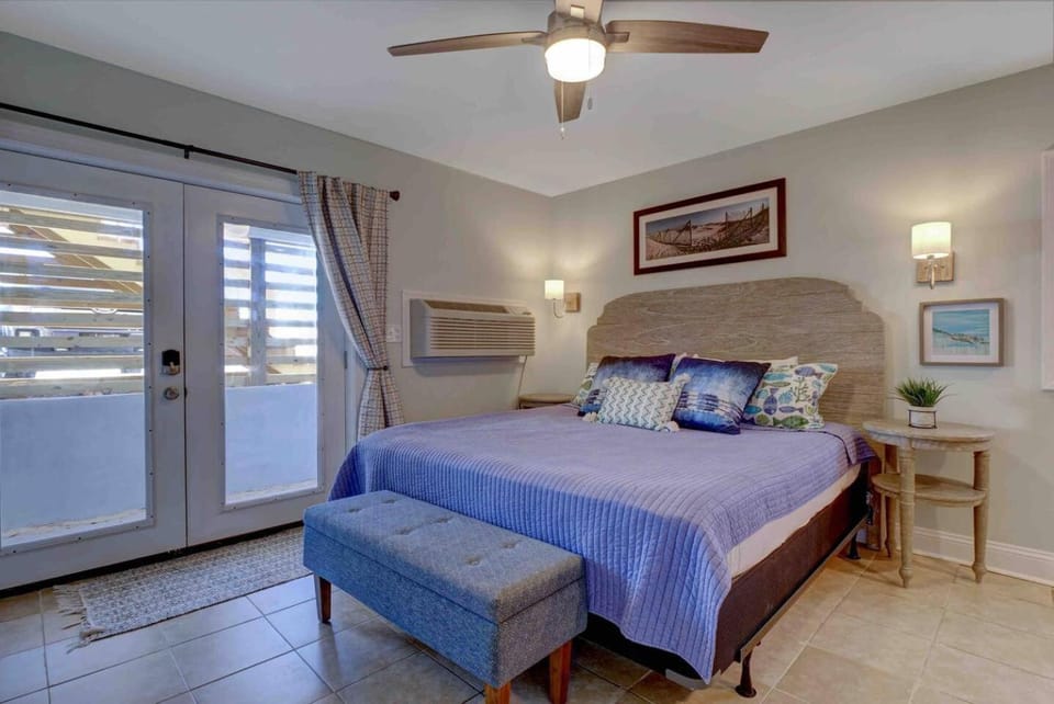 The Bungalows C- Beachfront - Dog Friendly - Gazebo Bikes Apartment in Surf City