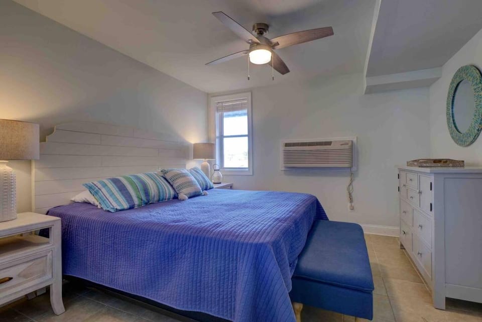 The Bungalows E- Beachfront - Dog Friendly - Gazebo - Bikes Apartment in Surf City