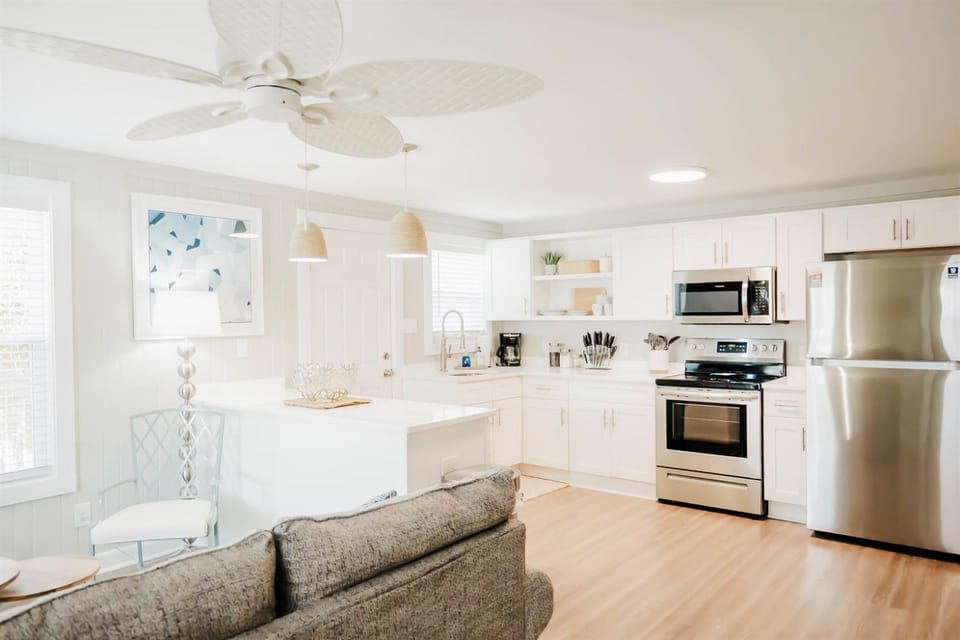 The Hideaway A- Beach - Dog Friendly - Playset - Bikes - Fenced in Yard Apartment in Surf City