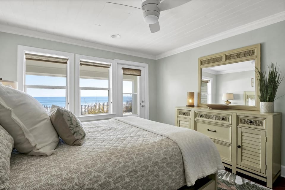The Turtle's Nest- Oceanfront Cottage - Hot Tub - Dog Friendly House in Surf City
