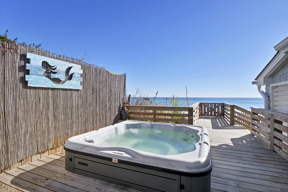 The Turtle's Nest- Oceanfront Cottage - Hot Tub - Dog Friendly House in Surf City