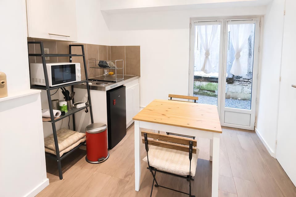 Patio, Dining area, heating, internet, microwave, kitchen