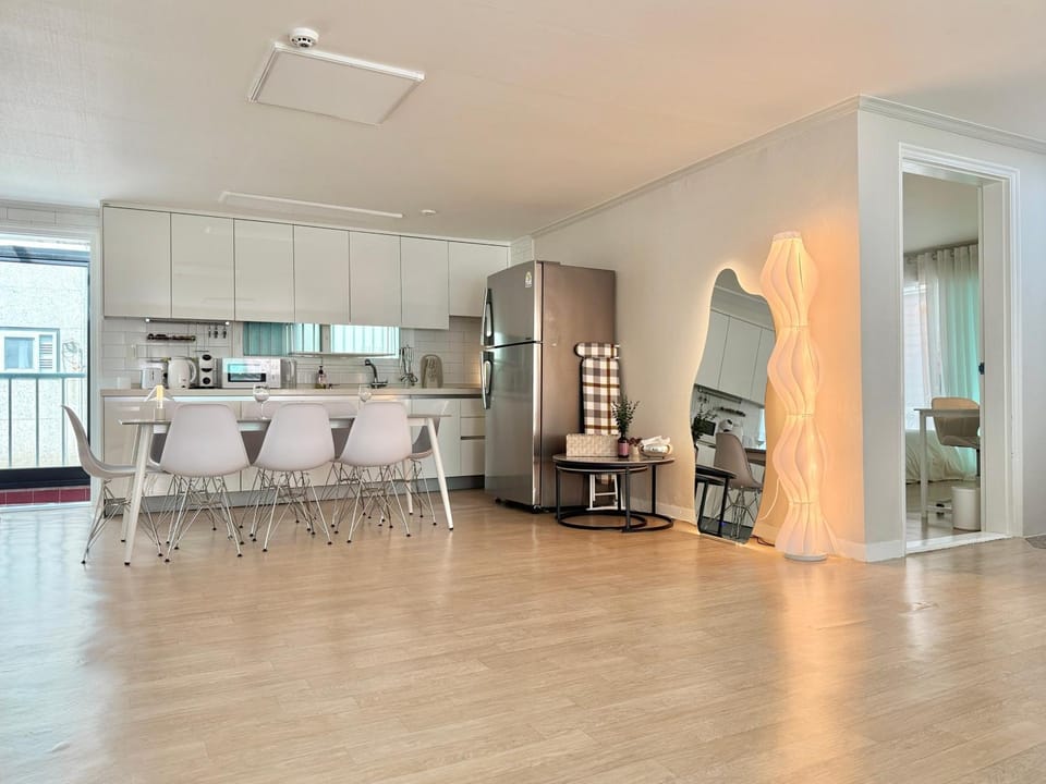 Kitchen or kitchenette, Living room, Dining area