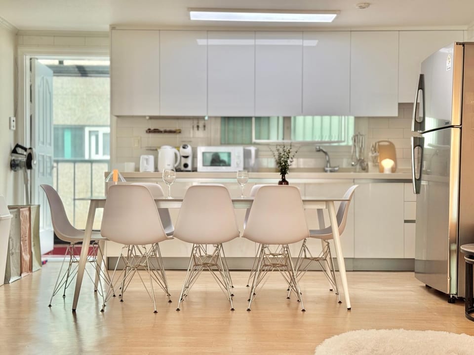Kitchen or kitchenette, Dining area