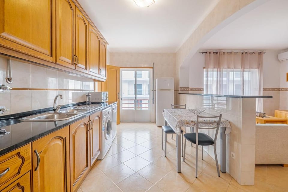 Apartamento T2 com terraço e churraqueira a 1 minuto da praia Altura Algarve Apartment in Faro District