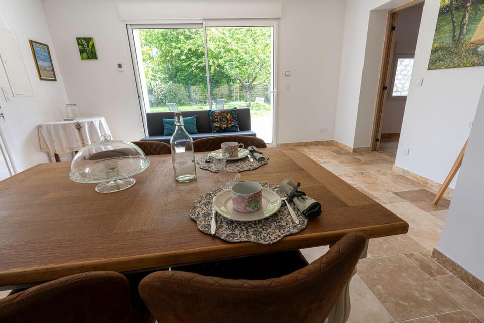 Seating area, Dining area, Breakfast