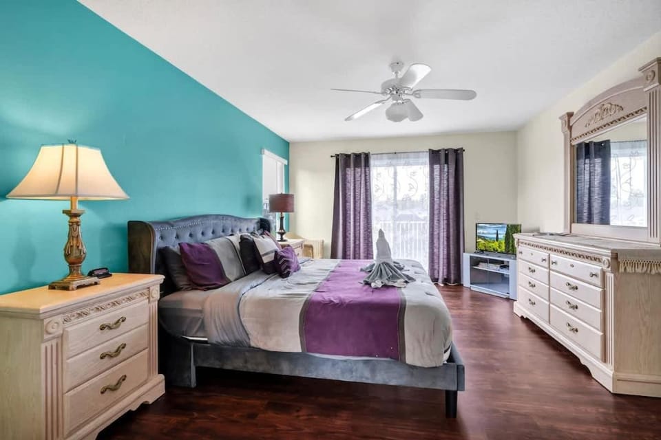 Poolside 5BR Escape with Pool Table & Parking House in Kissimmee