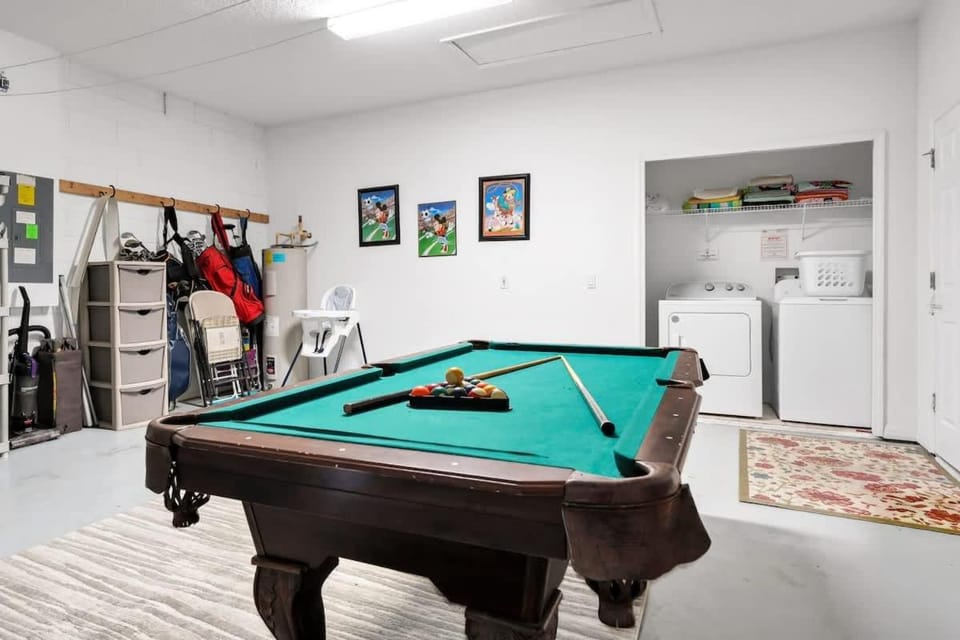 Poolside 5BR Escape with Pool Table & Parking House in Kissimmee