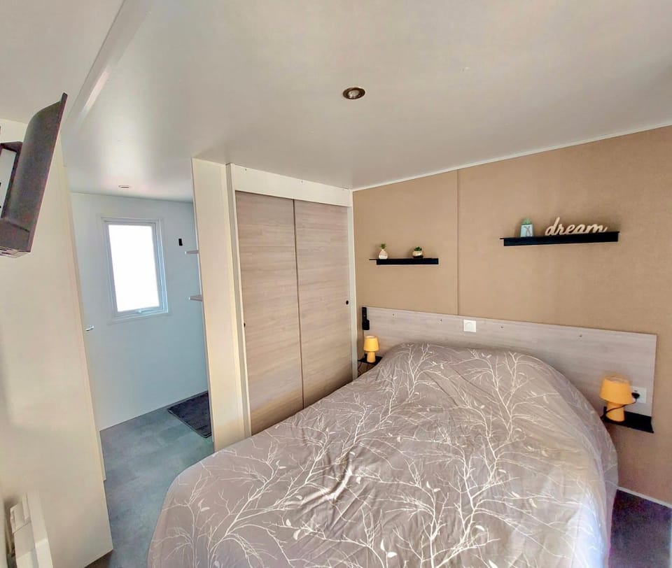 Bed, Photo of the whole room, Bedroom, wardrobe
