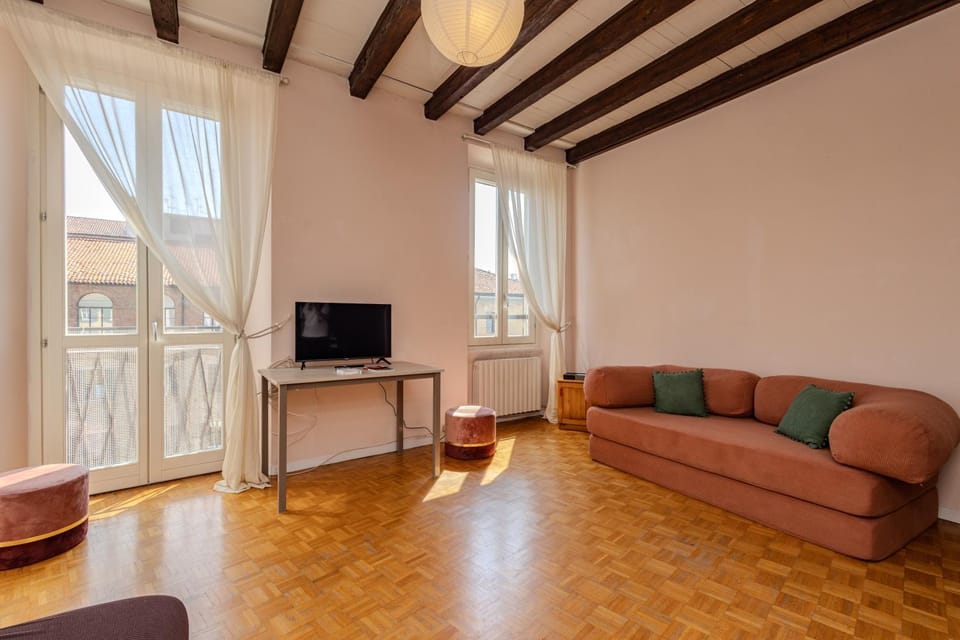 TV and multimedia, Living room, Seating area, Evening entertainment