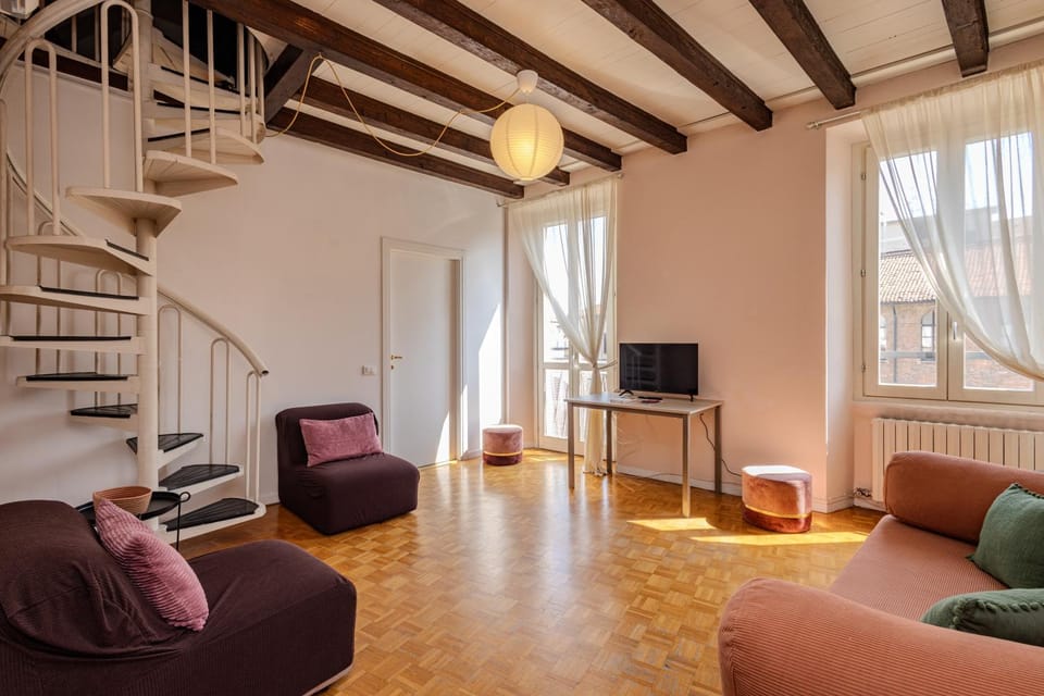 Communal lounge/ TV room, TV and multimedia, Living room, Seating area, Evening entertainment