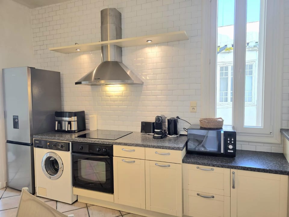 Coffee/tea facilities, microwave, oven, stove, toaster, washing machine, kitchen