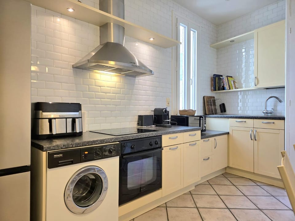 Coffee/tea facilities, microwave, oven, stove, toaster, washing machine, kitchen