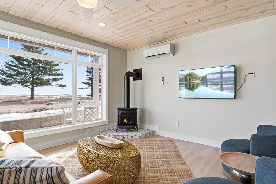 Day, TV and multimedia, Living room, Seating area, fireplace, furniture, air conditioner