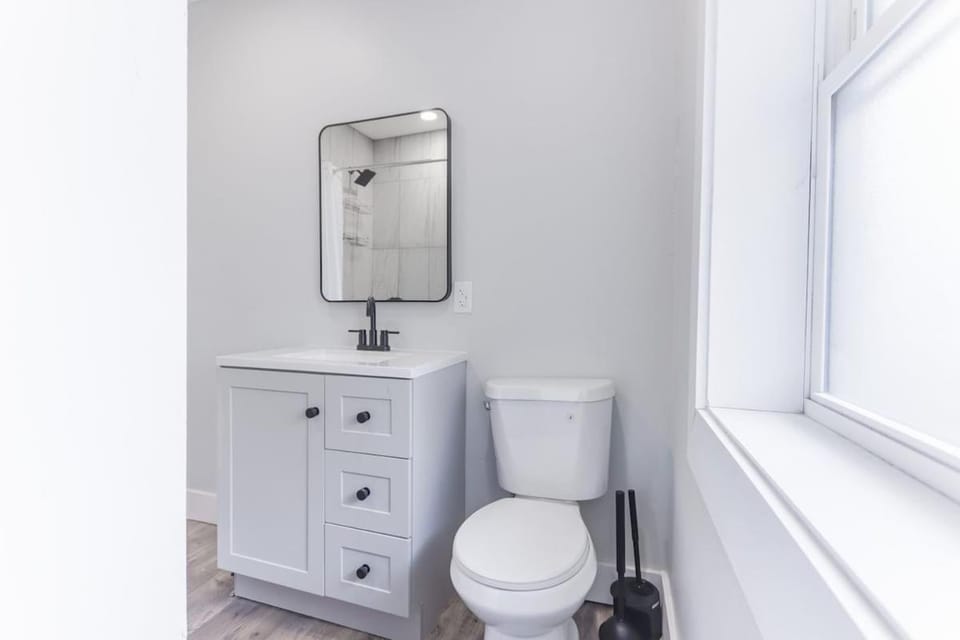 Pet-Friendly 2BR Near Edgewater with Parking Apartment in Lakewood