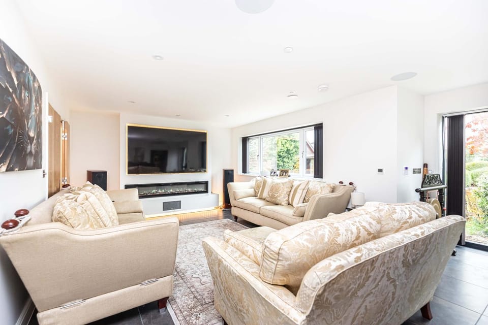 Communal lounge/ TV room, TV and multimedia, Seating area, Evening entertainment