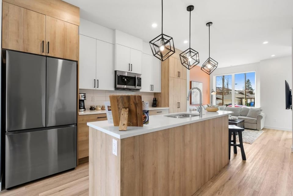 Rooftop Patio, King Bed, 2 Ensuites, Garage House in Calgary