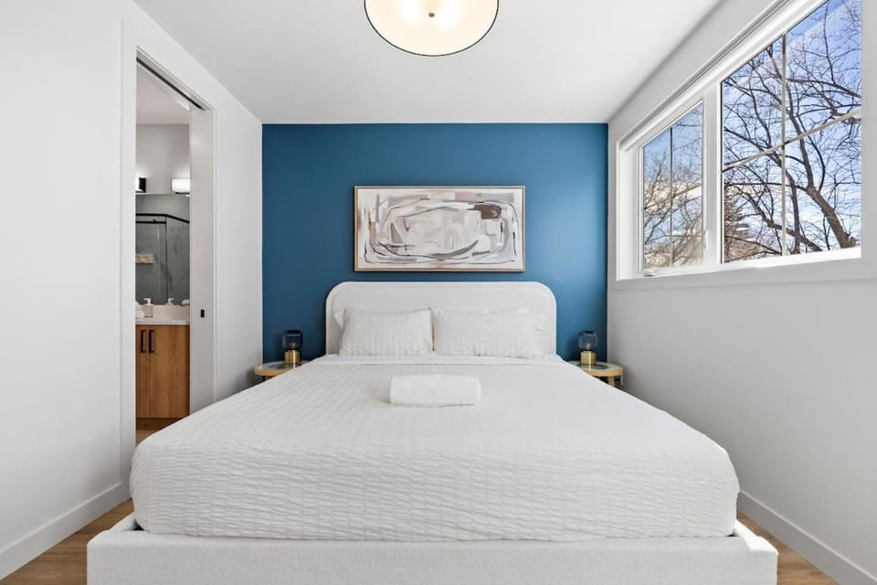 Rooftop Patio, King Bed, 2 Ensuites, Garage House in Calgary
