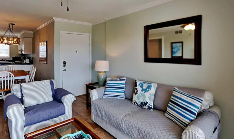 Vibrant gulf condo with pool and beach access Apartment in Pensacola Beach