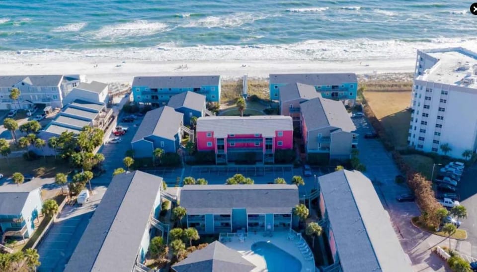 Vibrant gulf condo with pool and beach access Apartment in Pensacola Beach