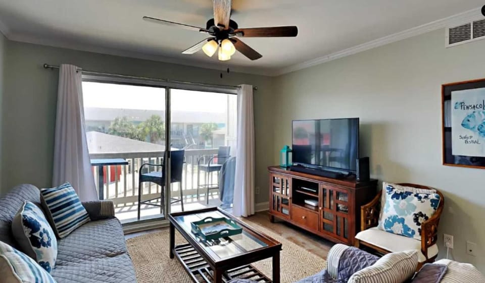 Vibrant gulf condo with pool and beach access Apartment in Pensacola Beach