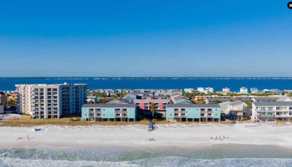 Vibrant gulf condo with pool and beach access Apartment in Pensacola Beach