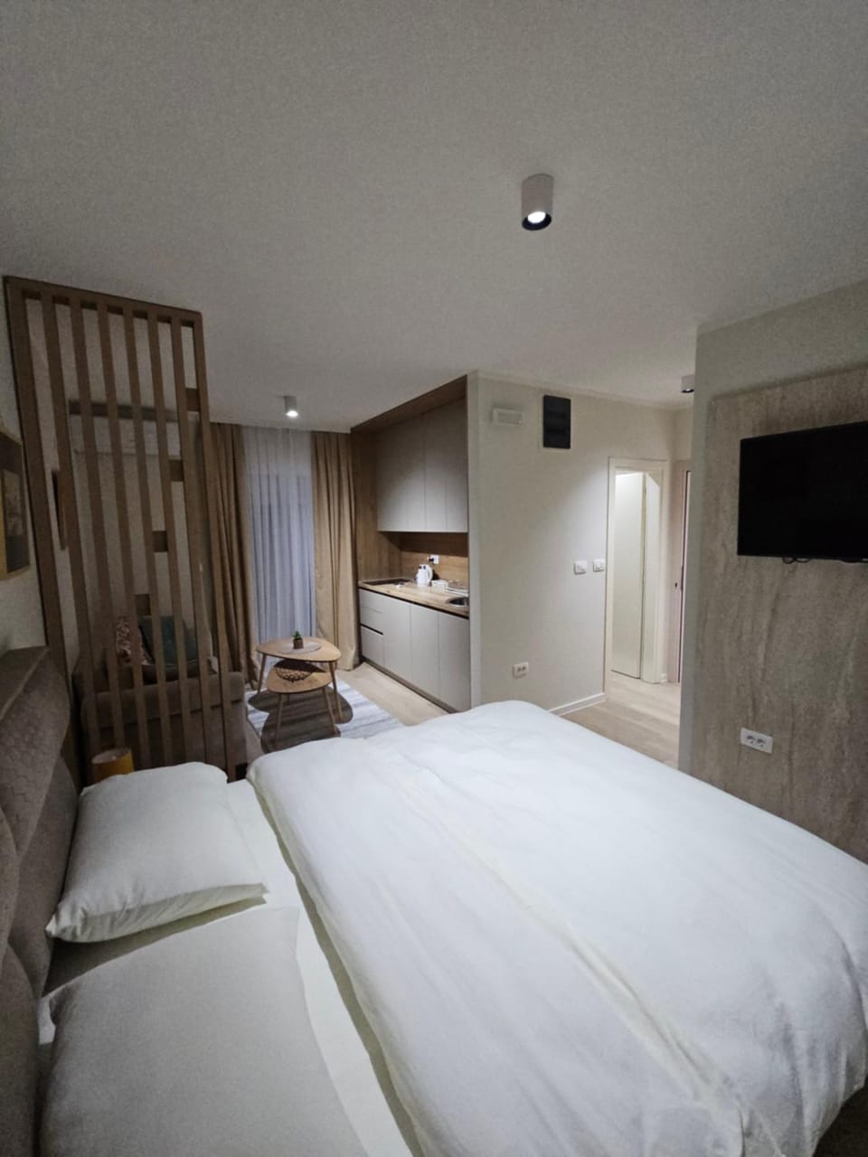 Bed, TV and multimedia, Photo of the whole room, Bedroom, wardrobe