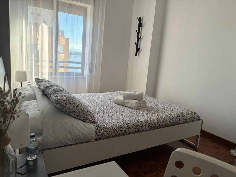 Bed, Bedroom, towels