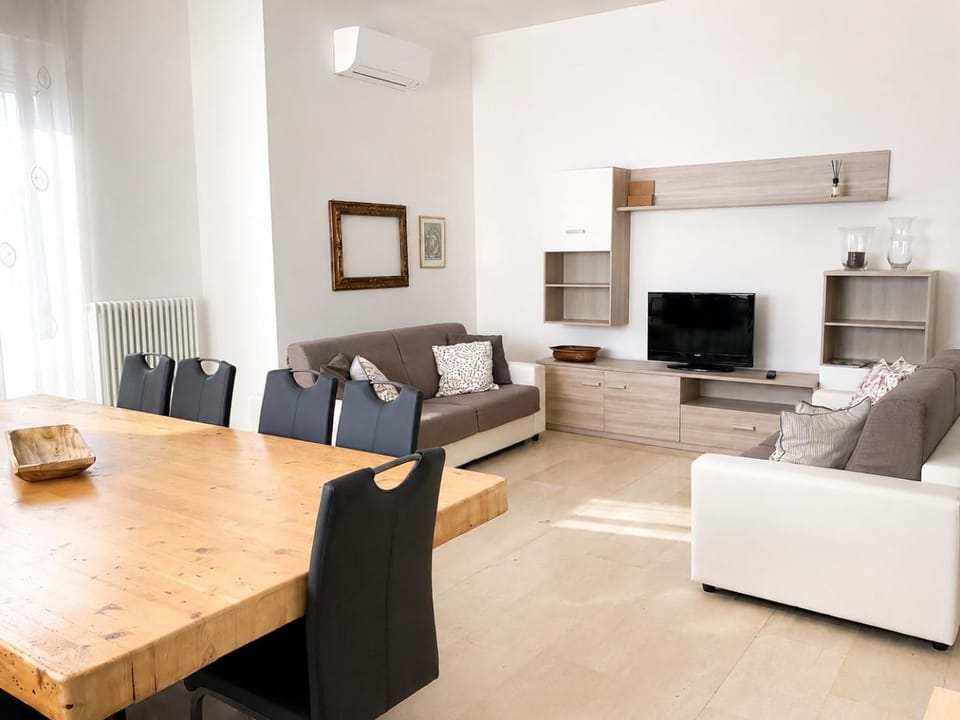 Communal lounge/ TV room, TV and multimedia, Kitchen or kitchenette, Living room, Seating area, Dining area, Evening entertainment, air conditioner