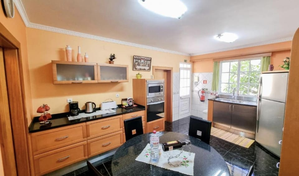 Coffee/tea facilities, Dining area, dishwasher, oven, stove, toaster