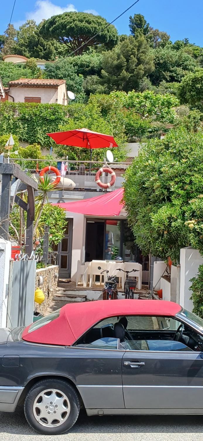 A 80 m de la superbe plage de la fossette, maison façon loft Apartment in Le Lavandou