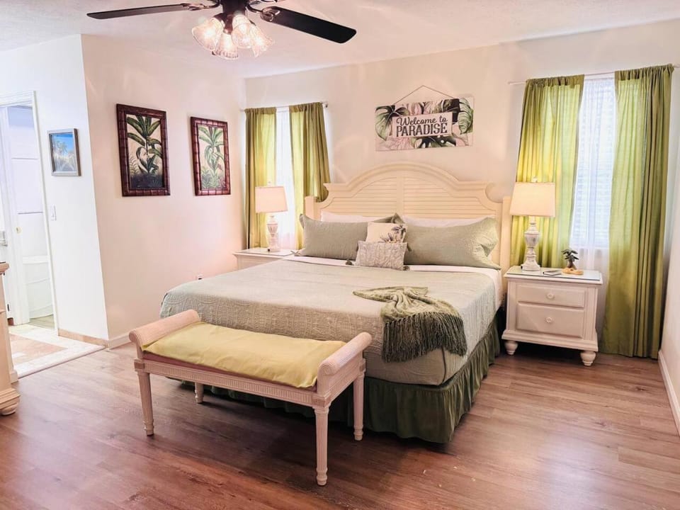 Coastal Hangout- Hot Tub- Fire Pit-Game Room House in Lower Grand Lagoon