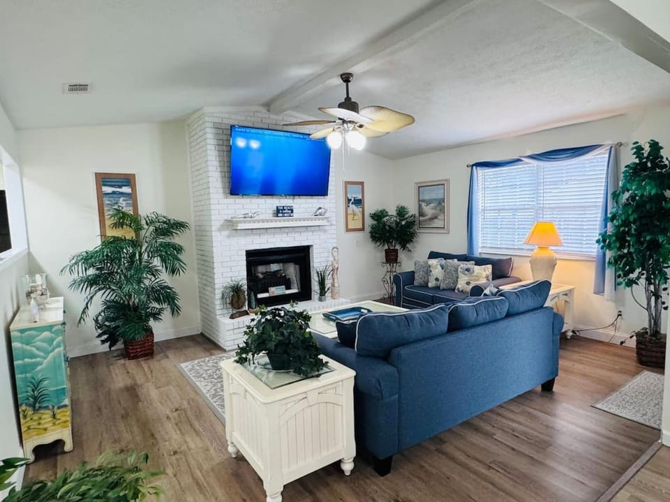 Coastal Hangout- Hot Tub- Fire Pit-Game Room House in Lower Grand Lagoon