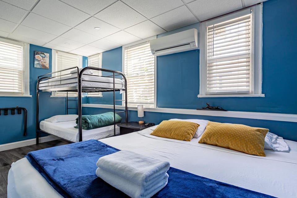 Luxurious 4BR-2BA-9 Beds | NYC | MetLife | Parking Apartment in Bayonne