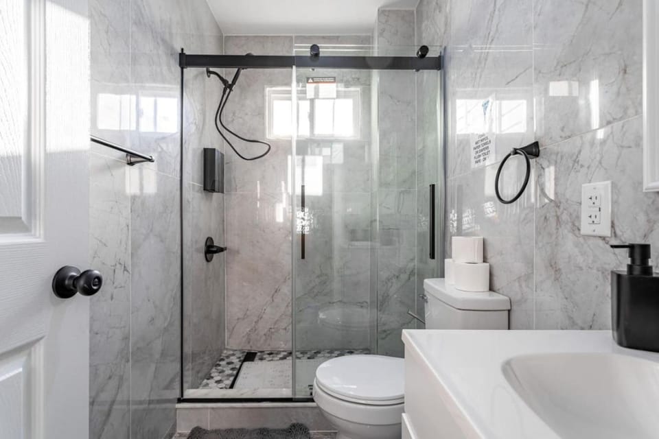 Modern 4BR 2BA 9 Beds NYC MetLife Free Parking Apartment in Bayonne